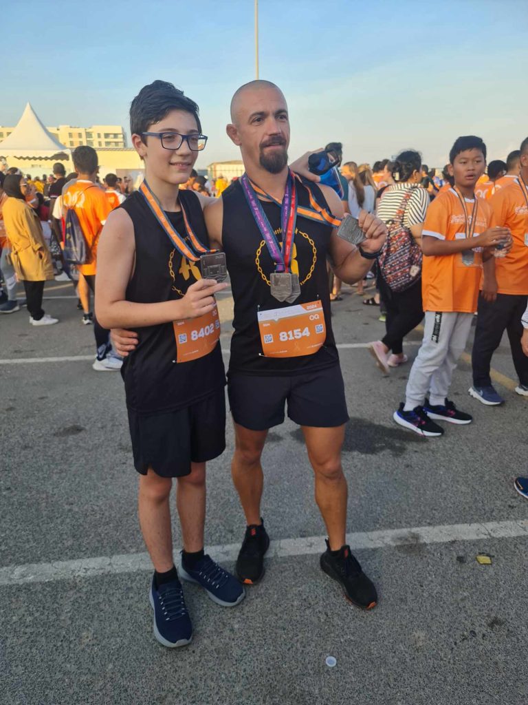 Чурино со својот 12-годишен син Марко трчаа на еден од најпрестижните маратони во Оман и регионот 9 422197740 1322047171777035 8483875379332723330 n