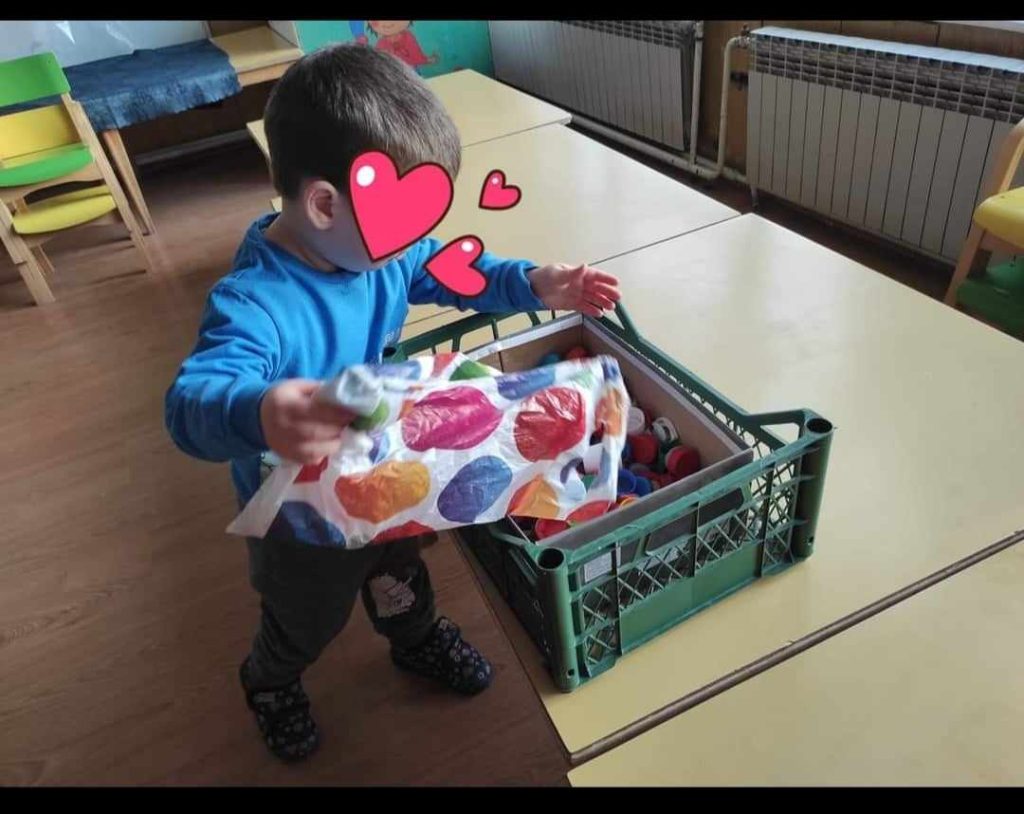 Со рециклирање на капачиња од пластички шишиња најмалите од градинката „Мајски цвет“ се пример за сите 12 431542397 1333768730635831 2578475046438623107 n