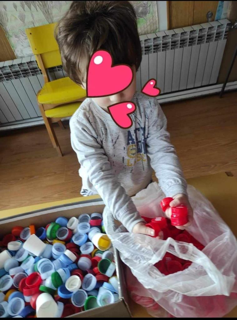 Со рециклирање на капачиња од пластички шишиња најмалите од градинката „Мајски цвет“ се пример за сите 11 431698256 1782391095589194 7882478456941213741 n