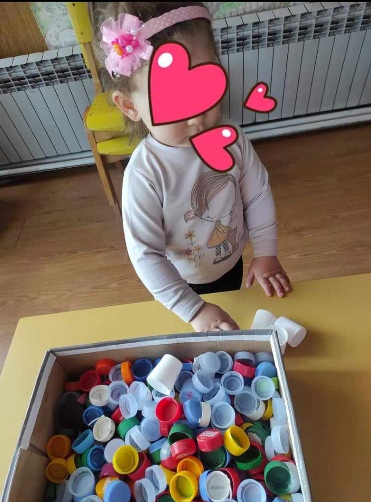 Со рециклирање на капачиња од пластички шишиња најмалите од градинката „Мајски цвет“ се пример за сите 14 431721534 1574582080052769 122272134202525068 n
