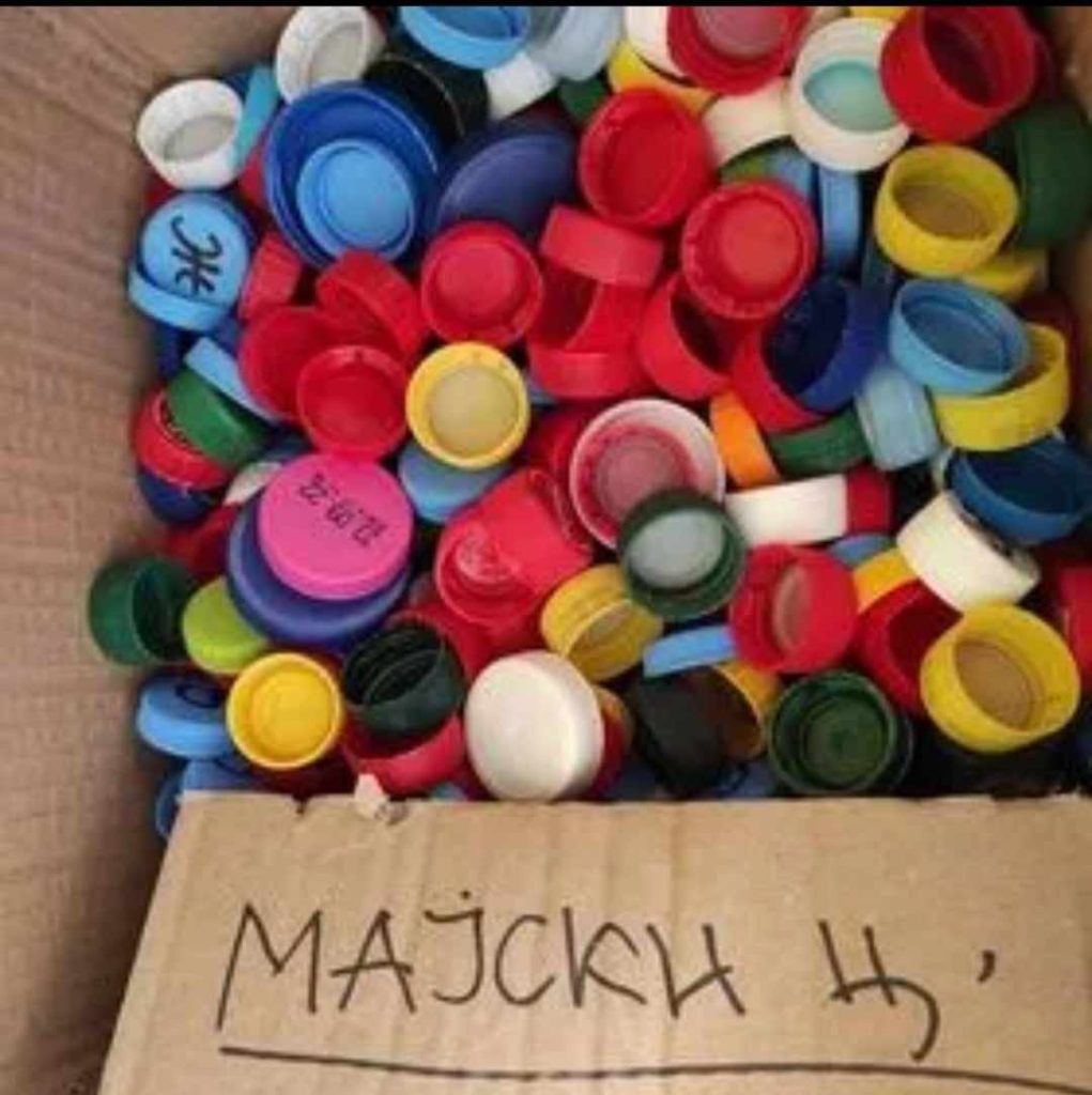 Со рециклирање на капачиња од пластички шишиња најмалите од градинката „Мајски цвет“ се пример за сите 4 431976591 813861970560233 8473011911803654860 n