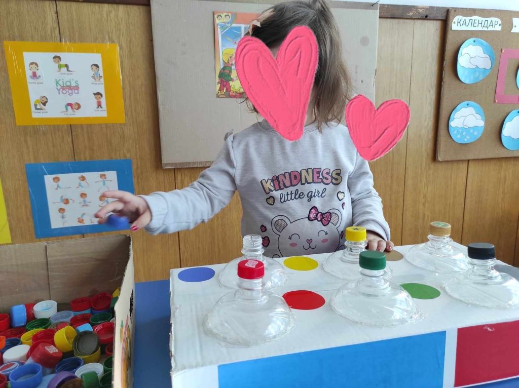 Со рециклирање на капачиња од пластички шишиња најмалите од градинката „Мајски цвет“ се пример за сите 8 432500785 1635767230512588 7005523572436514951 n