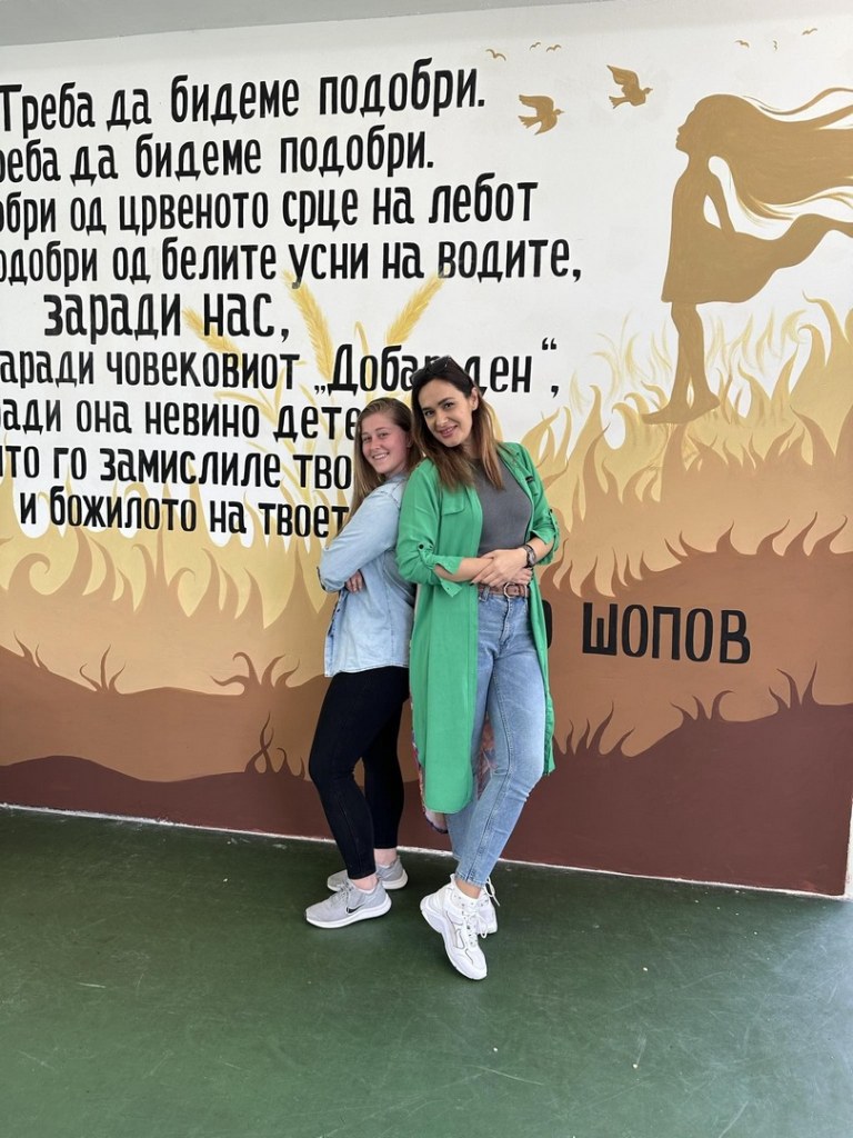 Ликовниот педагог Анкица Стевановска муралите му ги посвети на Ацо Шопов 4 ankica murali