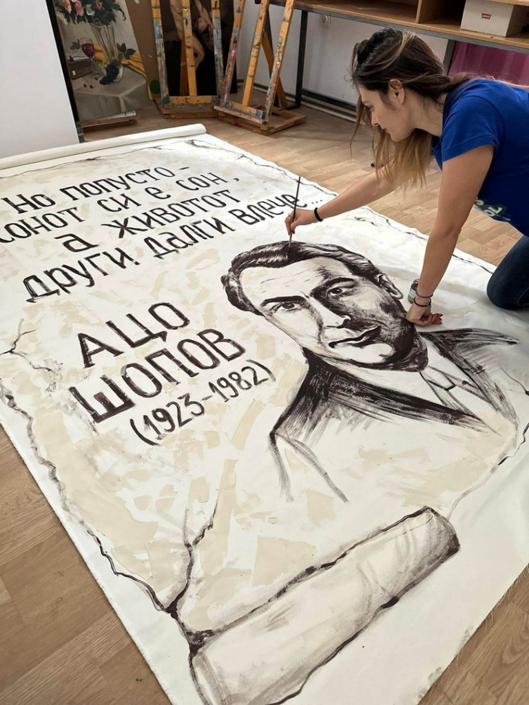 Ликовниот педагог Анкица Стевановска муралите му ги посвети на Ацо Шопов 14 ankica murali 12