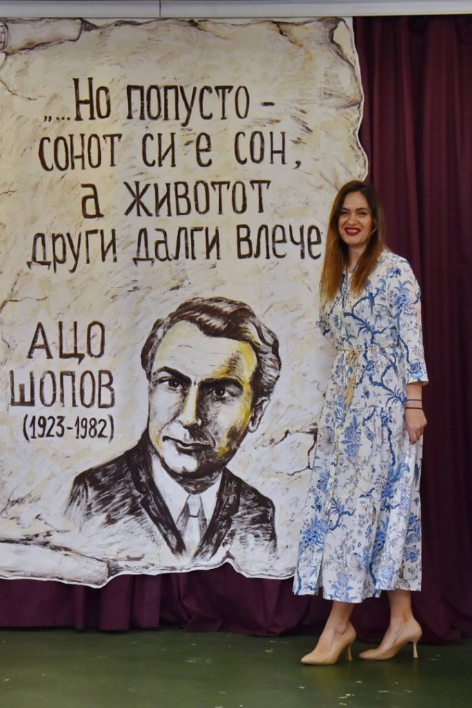 Ликовниот педагог Анкица Стевановска муралите му ги посвети на Ацо Шопов 3 ankica murali 13