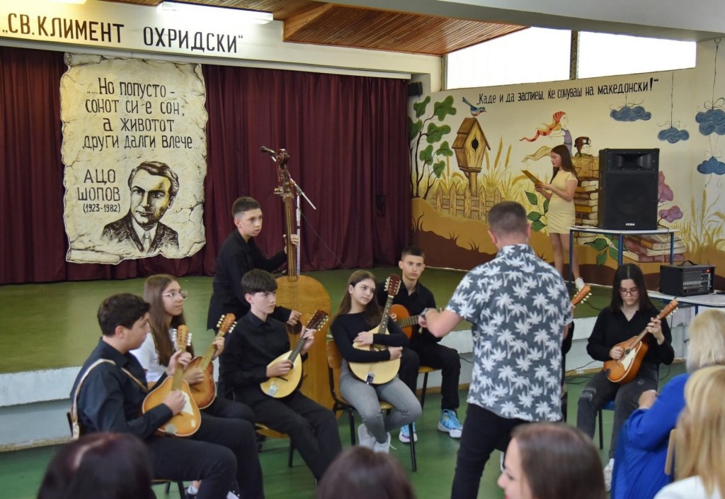 Ликовниот педагог Анкица Стевановска муралите му ги посвети на Ацо Шопов 9 ankica murali 4