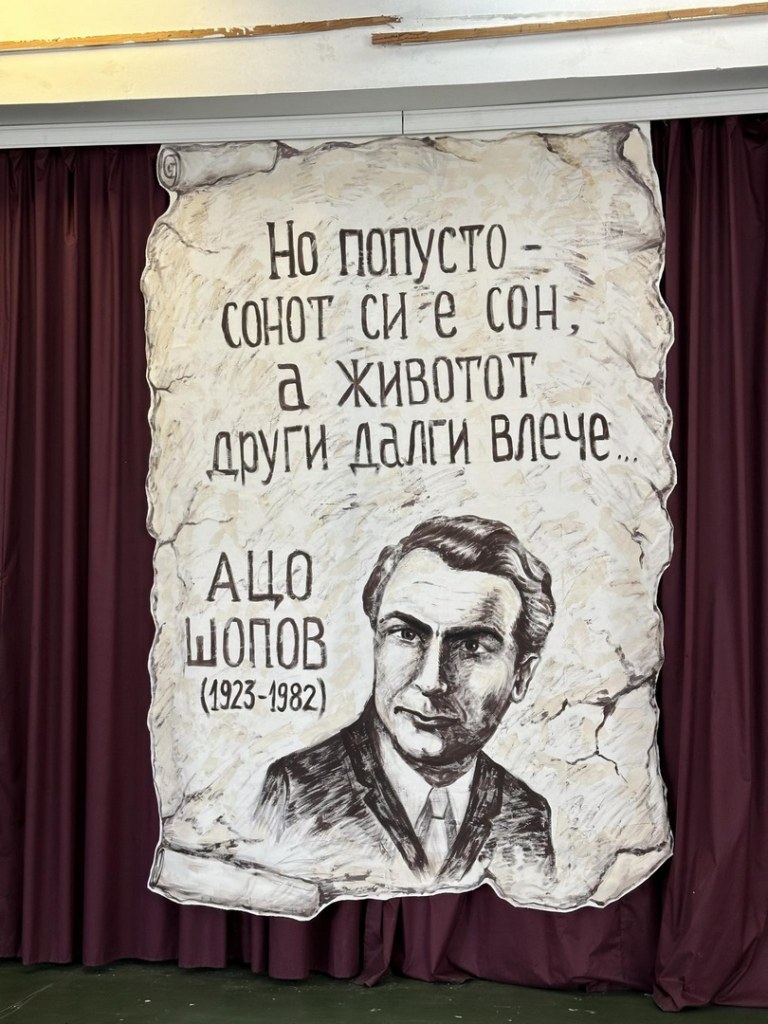 Ликовниот педагог Анкица Стевановска муралите му ги посвети на Ацо Шопов 5 ankica murali 7