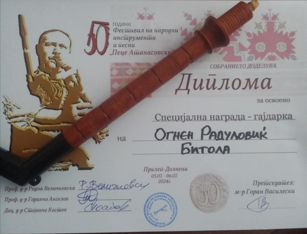 Огнен Радуловиќ ја понесе специјалната „Гајдарка“ на Фестивалот за народни инструменти и песни „Пеце Атанасовски“ 3 ognen nagrada 1