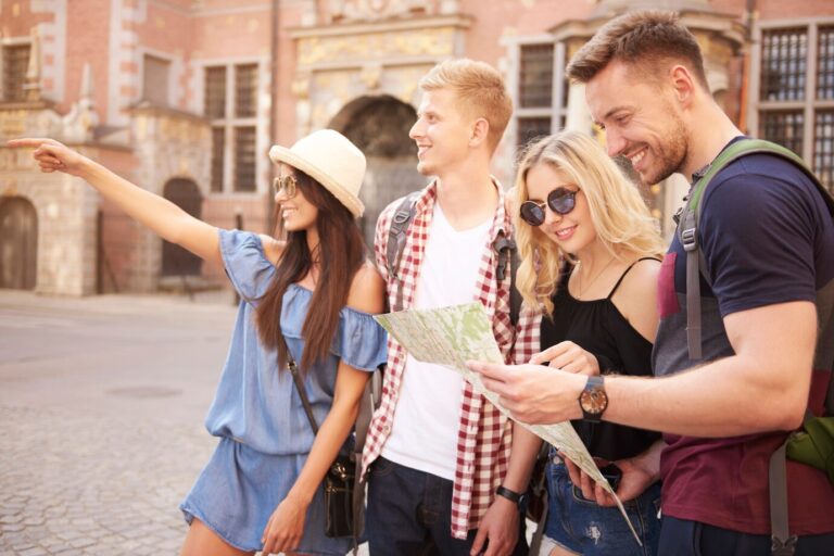 Каде да патувате за 11 Октомври 3 couple tourists searching some entertainments 329181 13762 768x512 1