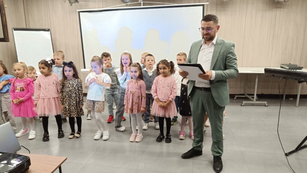 Здружението „Секвенца“ од Битола ги промовираше „Песничките на баба и дедо“ 5 viber image 2024 09 25 19 12 12 085