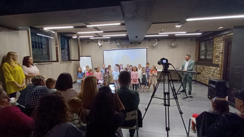 Здружението „Секвенца“ од Битола ги промовираше „Песничките на баба и дедо“ 8 viber image 2024 09 25 19 12 12 881
