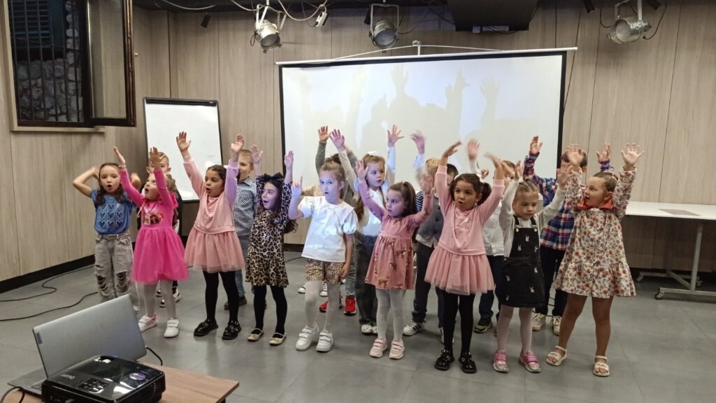Здружението „Секвенца“ од Битола ги промовираше „Песничките на баба и дедо“ 4 viber image 2024 09 25 19 12 13 635