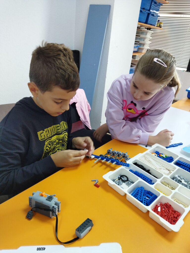 Лего коцките ги развиваат СТЕМ вештините и креативноста кај децата - интервју со Тања Стојковска, едукатор во Еду Академија Битола 14 viber image 2024 10 15 21 22 20 297