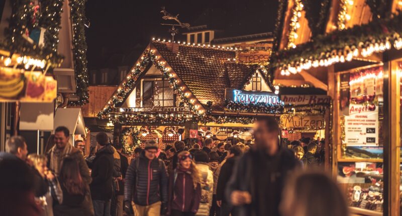 christmas market 4705886 1280