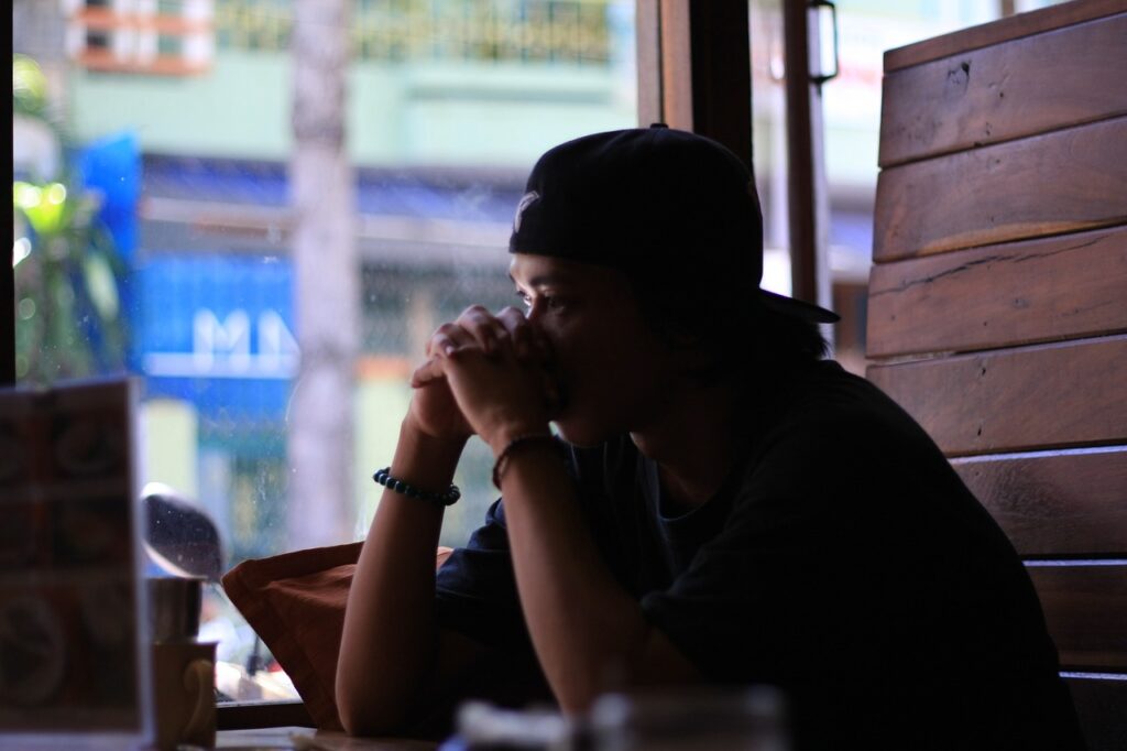 Голема сила има човекот кој не се грижи за туѓото мислење 4 sad boy 2634521 1280