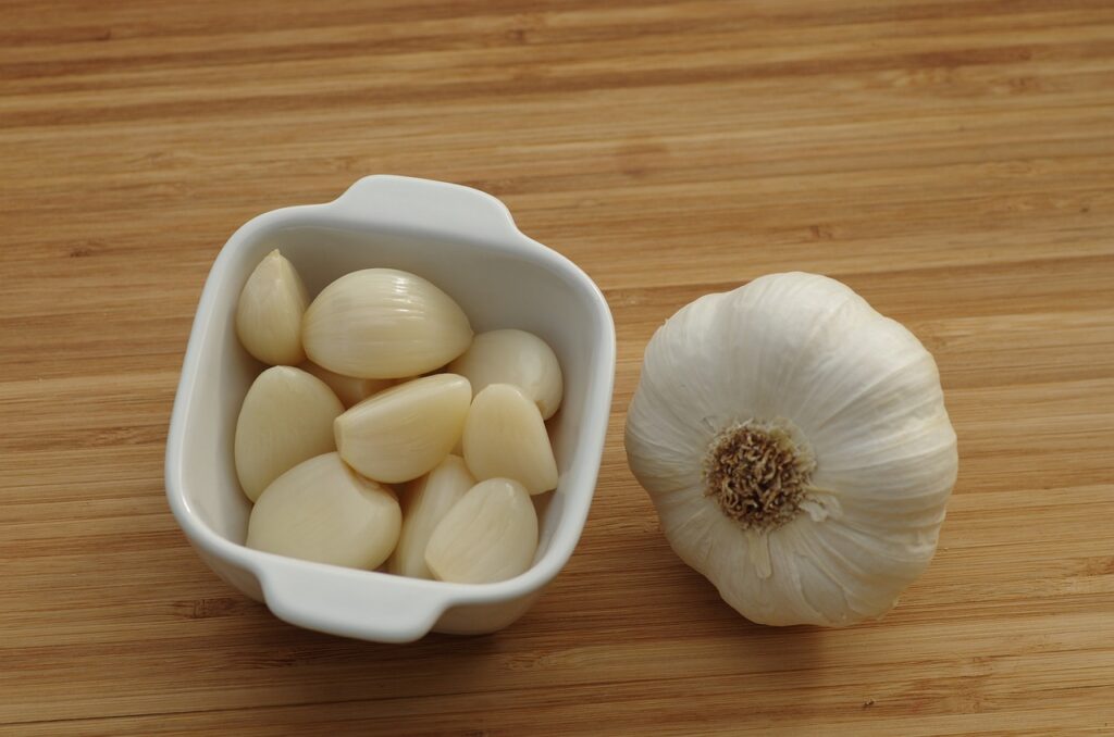 5 намирници кои помагаат во исфрлање на токсините од телото 6 garlic 3185163 1280