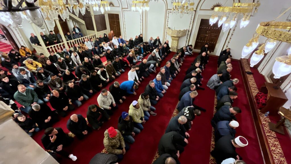 Верниците во Битола го прославија Рамазан Бајрам со утринска молитва во Исак Челеби џамија 4 f15753cc 10bd 4591 a302 b782d4e561fb
