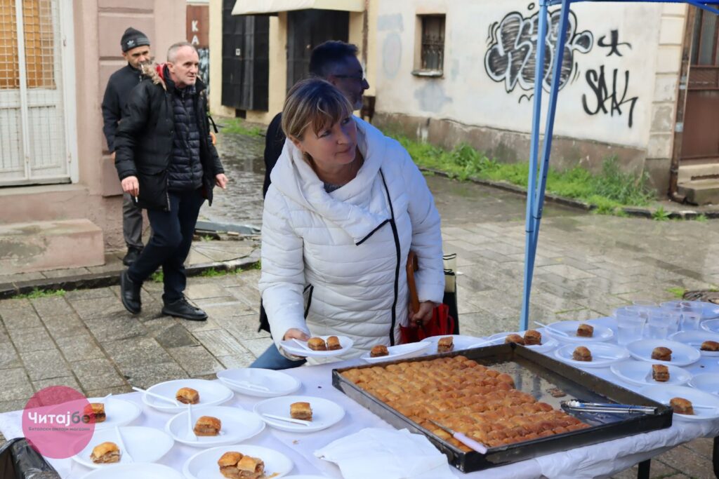 Муфтиството ги почести битолчани со баклава во битолската чаршија 21 baklava 11
