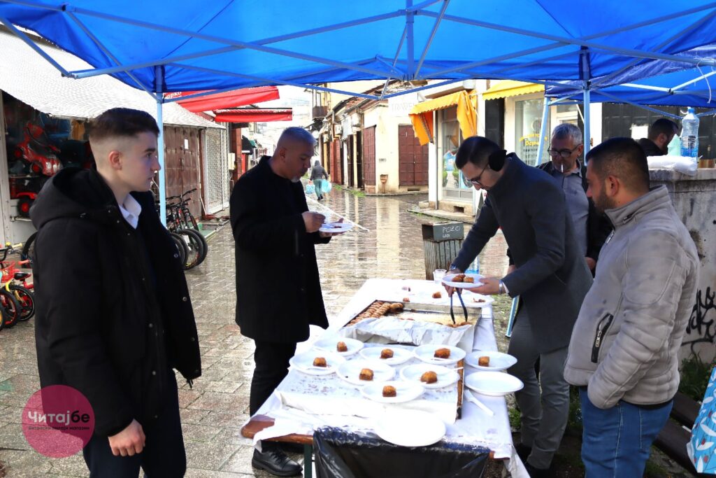 Муфтиството ги почести битолчани со баклава во битолската чаршија 20 baklava 13