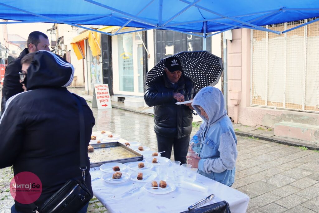 Муфтиството ги почести битолчани со баклава во битолската чаршија 19 baklava 14
