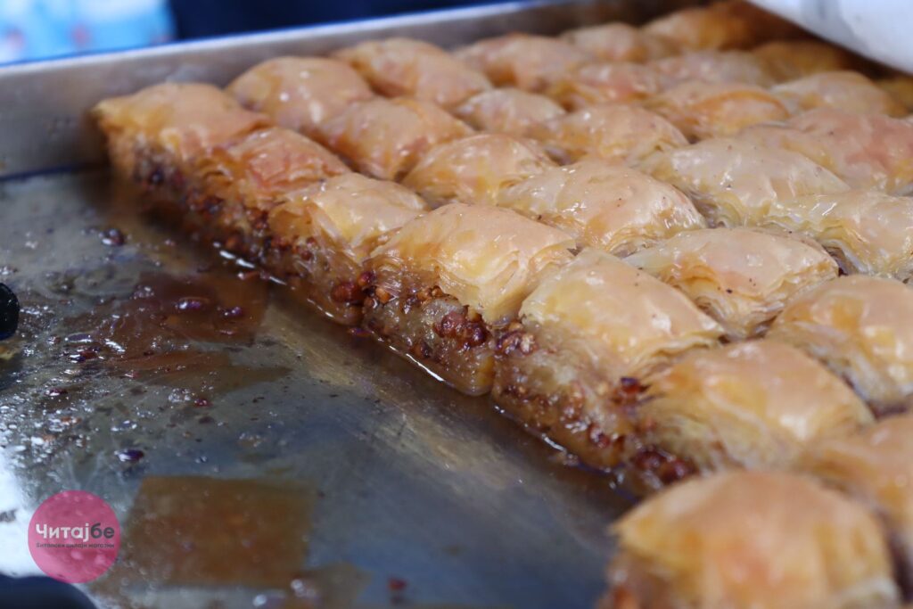 Муфтиството ги почести битолчани со баклава во битолската чаршија 5 baklava 16