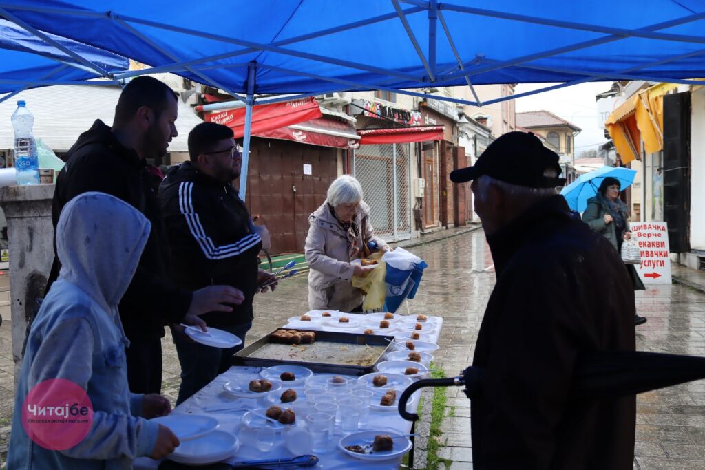 Муфтиството ги почести битолчани со баклава во битолската чаршија 16 baklava 17