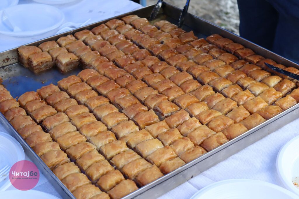 Муфтиството ги почести битолчани со баклава во битолската чаршија 13 baklava 19