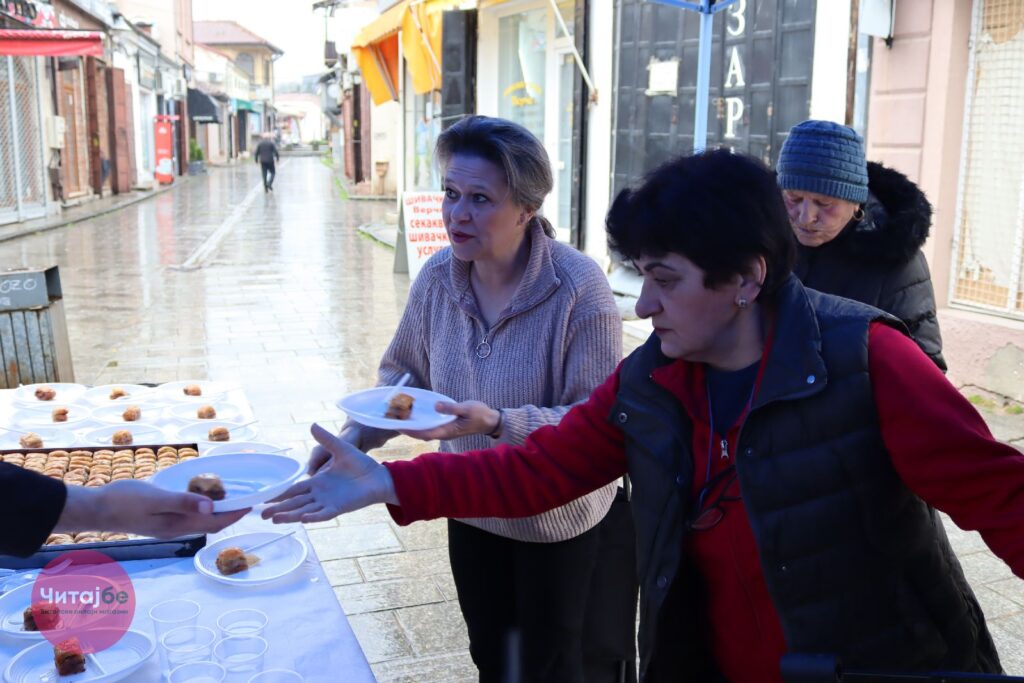 Муфтиството ги почести битолчани со баклава во битолската чаршија 34 baklava 21