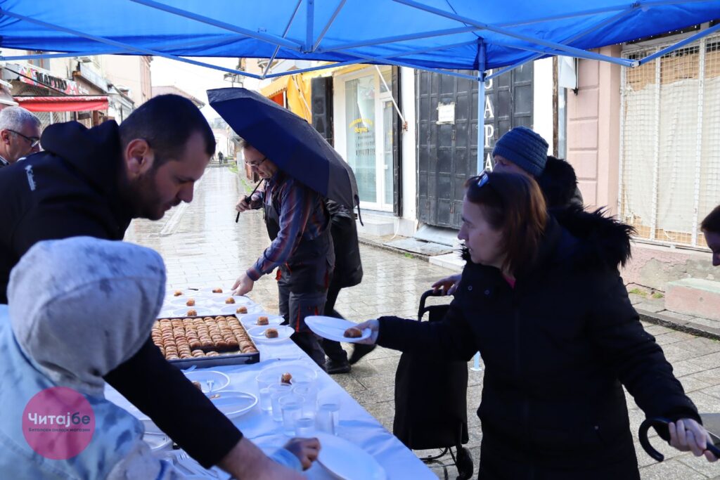 Муфтиството ги почести битолчани со баклава во битолската чаршија 31 baklava 24