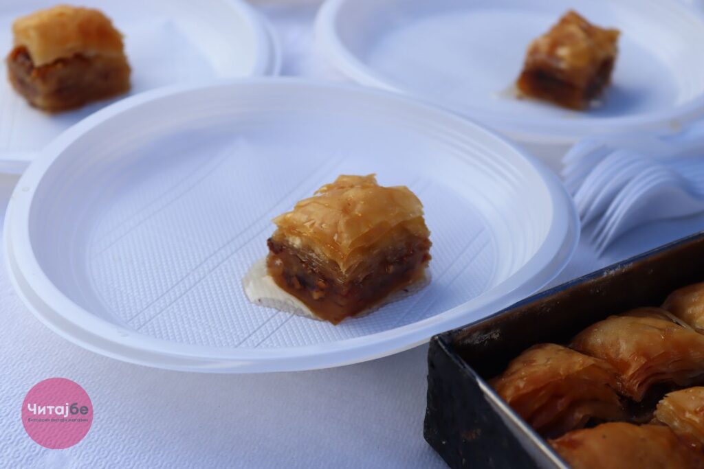 Муфтиството ги почести битолчани со баклава во битолската чаршија 10 baklava 25