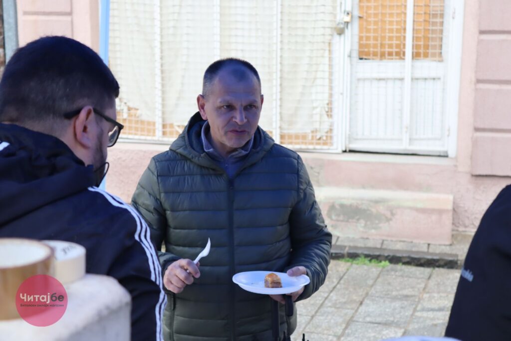 Муфтиството ги почести битолчани со баклава во битолската чаршија 25 baklava 30