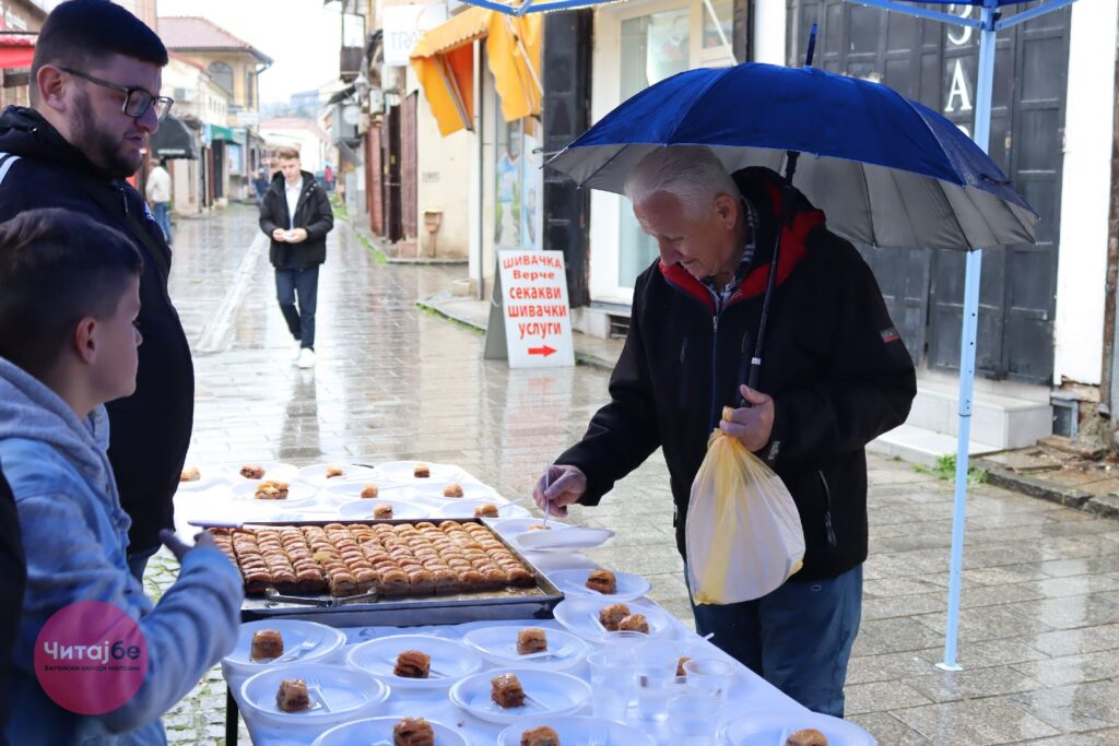 Муфтиството ги почести битолчани со баклава во битолската чаршија 23 baklava 32