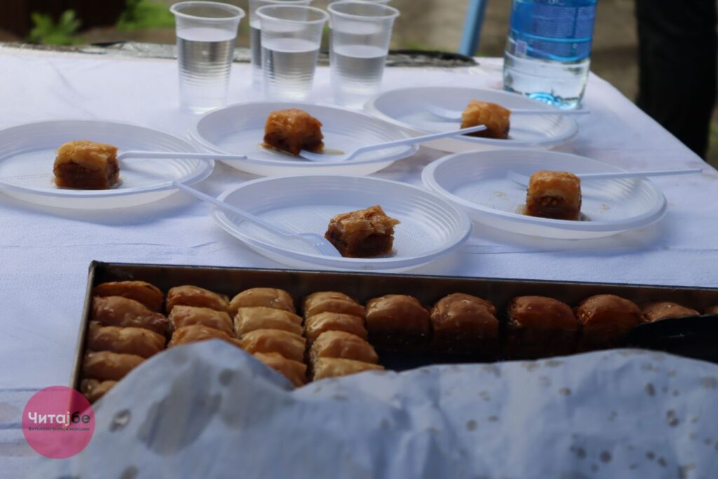 Муфтиството ги почести битолчани со баклава во битолската чаршија 7 baklava 33