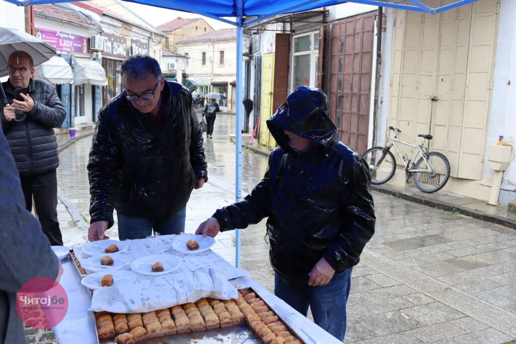 Муфтиството ги почести битолчани со баклава во битолската чаршија 8 baklava 34