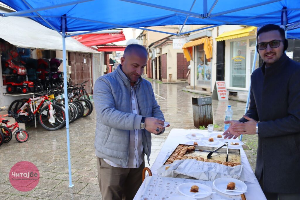 Муфтиството ги почести битолчани со баклава во битолската чаршија 11 baklava 4