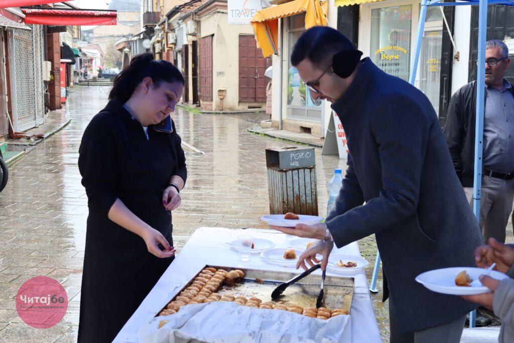 Муфтиството ги почести битолчани со баклава во битолската чаршија 15 baklava 5