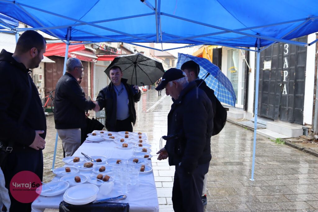 Муфтиството ги почести битолчани со баклава во битолската чаршија 14 baklava 6