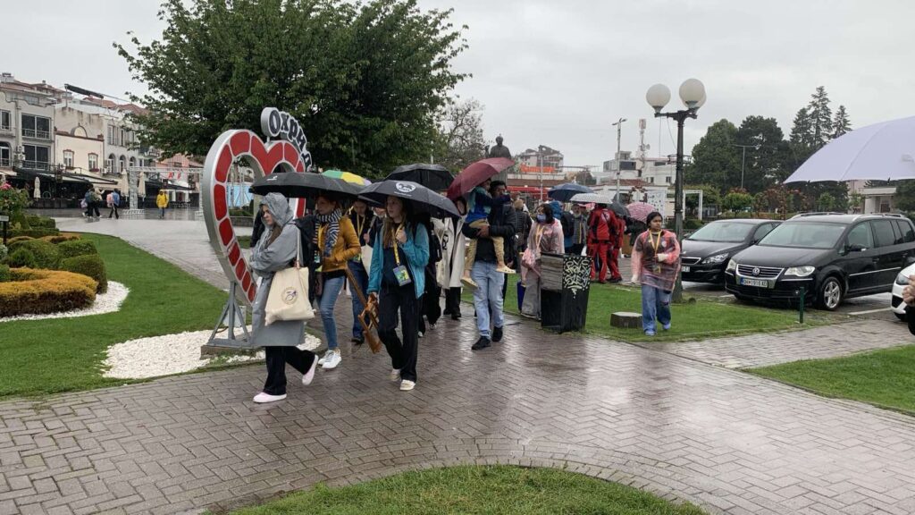 Младите уметници од „Мал битолски Монмартр“ твореа инспирирани од убавините на Охрид 7 viber image 2025 05 26 08 56 07 197