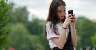 Како да ги заштитиме децата од замките на вештачката интелигенција? 1445 r25IQAEAAAAAAAAAAPBsJkgAAauTjWAAAAAASUVORK5CYII=