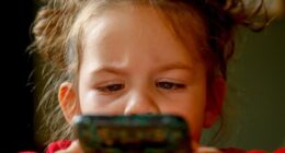 Негативното влијание на екраните врз здравјето на децата - како влијае врз нивниот сон 2 dete mobilen