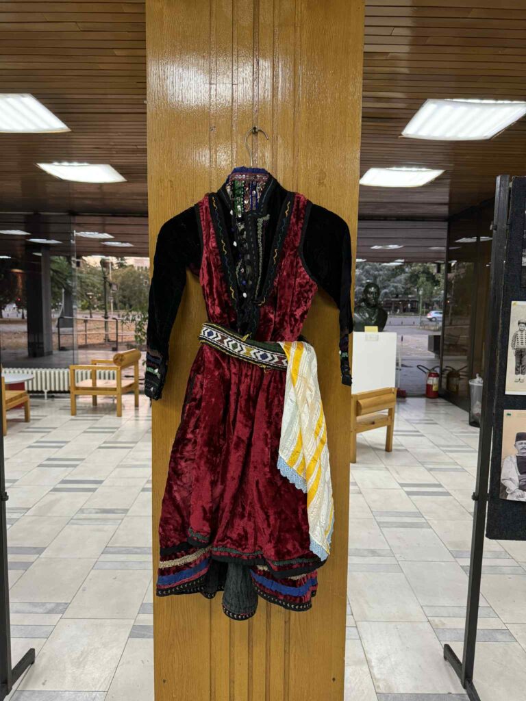 Изложба на стари фотографии од секојдневието на Власите „СЛИКИТЕ СВЕДОЧАТ“ и влашка носија во Битола 7 viber image 2025 09 15 20 54 54 568