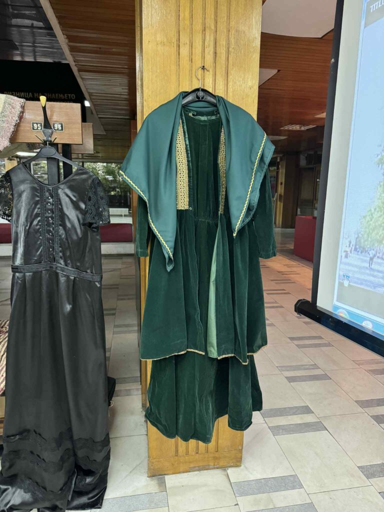 Изложба на стари фотографии од секојдневието на Власите „СЛИКИТЕ СВЕДОЧАТ“ и влашка носија во Битола 9 viber image 2025 09 15 20 54 55 164