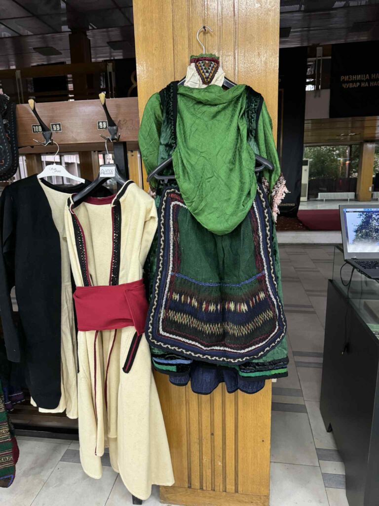 Изложба на стари фотографии од секојдневието на Власите „СЛИКИТЕ СВЕДОЧАТ“ и влашка носија во Битола 10 viber image 2025 09 15 20 54 55 986