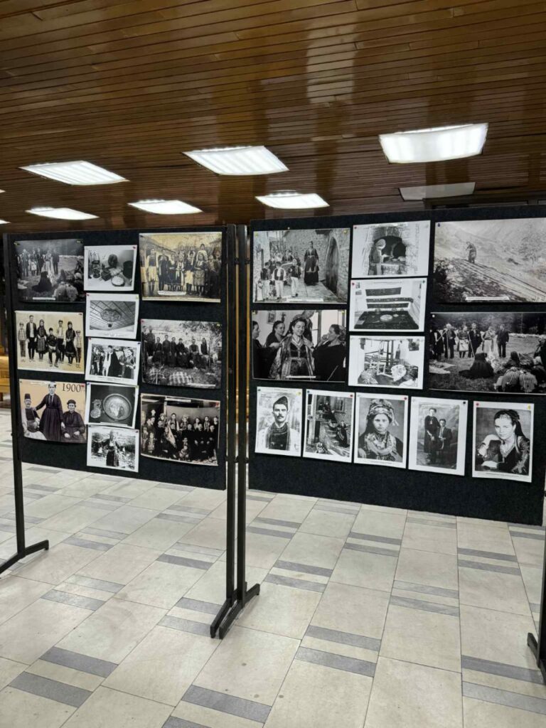 Изложба на стари фотографии од секојдневието на Власите „СЛИКИТЕ СВЕДОЧАТ“ и влашка носија во Битола 3 viber image 2025 09 15 20 54 57 761