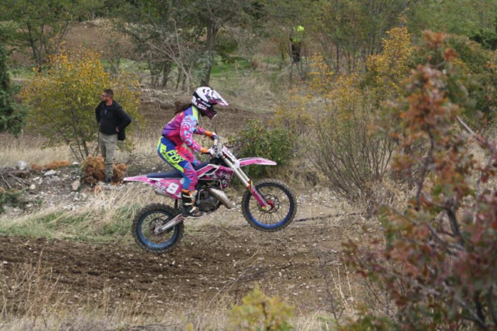 15-годишната Ева Дамјановска од Битола – единствено девојче што вози мотокрос во Македонија 6 0stz 1kL