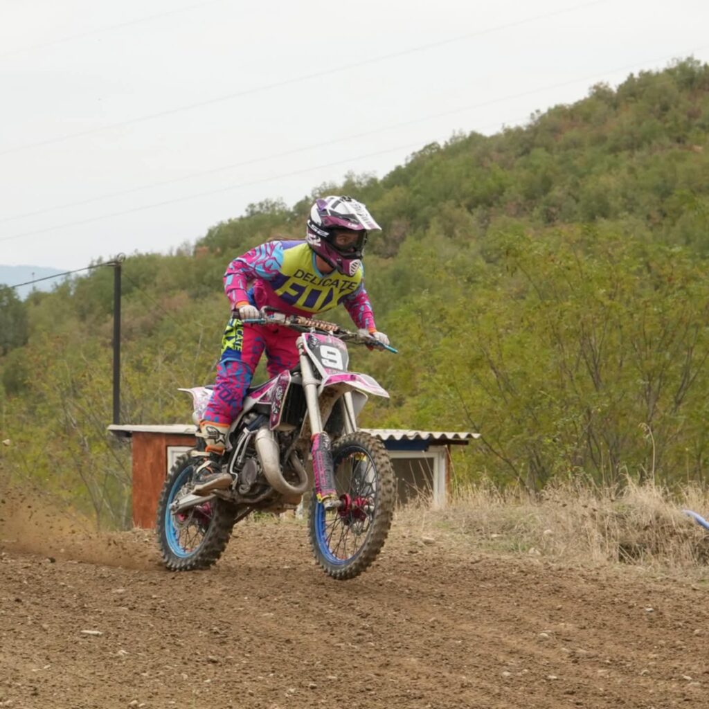 15-годишната Ева Дамјановска од Битола – единствено девојче што вози мотокрос во Македонија 8 MCsjh3wQ