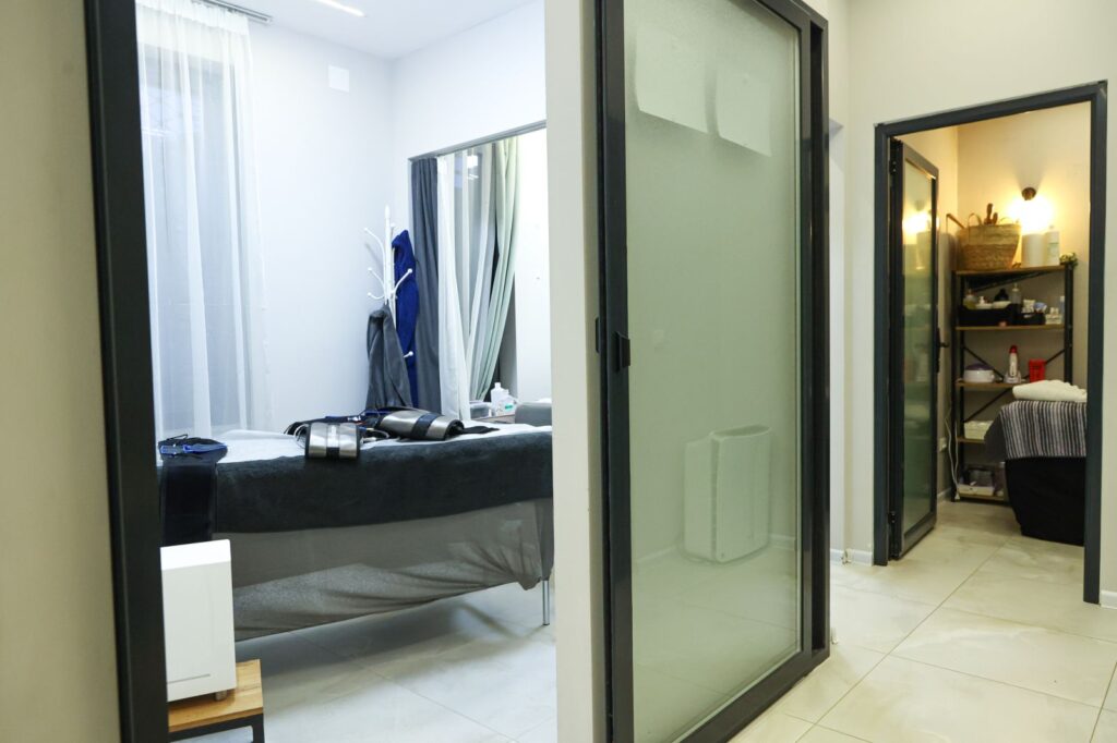 Салон што им носи самодоверба на клиентите: Атоник го менува стандардот за убавина во Битола 7 1000008244