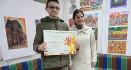 Заменик амбасадорката на Чешка го посети ДЛС „Свети Кирил и Методиј” Битола и му ја додели наградата на Андреј Миленковски од конкурсот „Лидице 2О25” 30