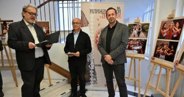 Она што останува кога свадбата ќе заврши: „Унгарска свадба“ – изложба што ја чува традицијата жива 1443 r25IQAEAAAAAAAAAAPBsJkgAAauTjWAAAAAASUVORK5CYII=