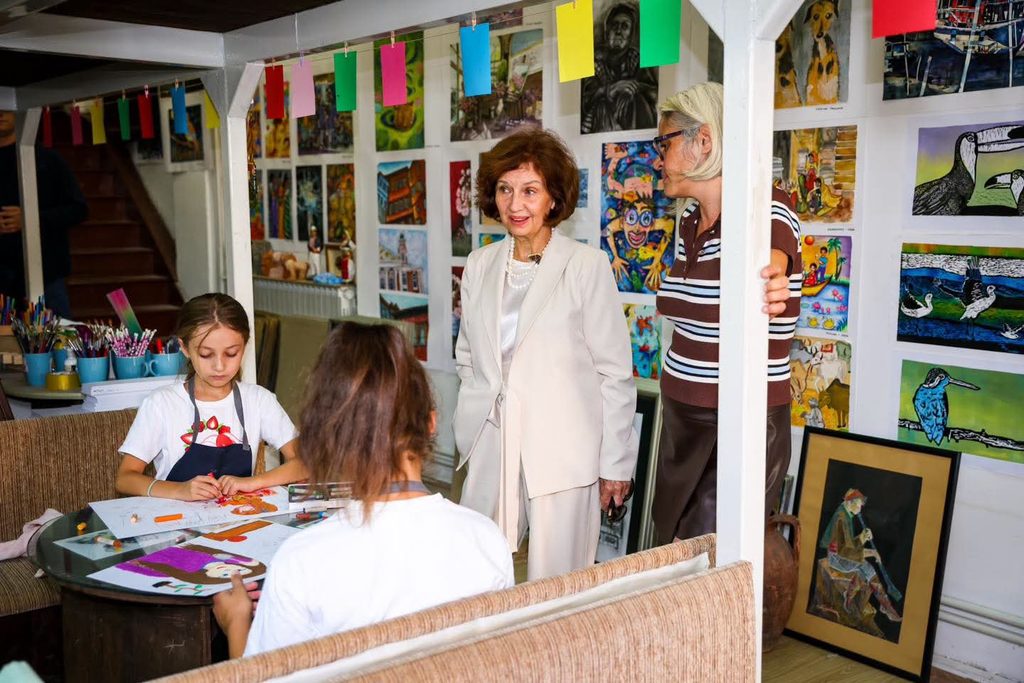 Претседателката Силјановска-Давкова во посета на Детското ликовно студио Свети Кирил и Методиј Битола 4 1000011505